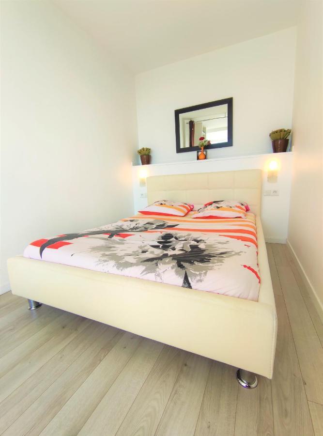 6 Appartements Et 4 Adresses A Mi-Chemin Entre Le Vieux Port Et L Ile De Re Ла-Рошель Екстер'єр фото